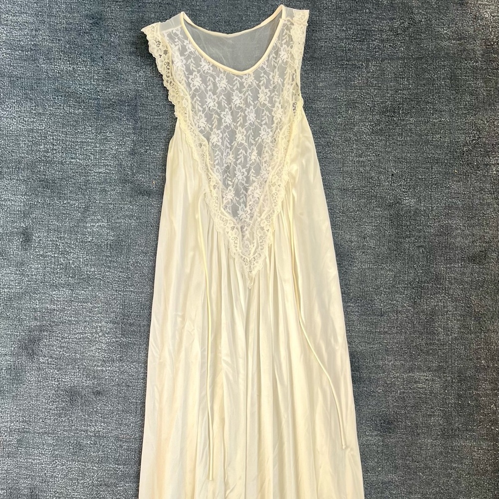 Vintage Cream Lace-Trim Long Nightgown/Bridal Getting Ready Outfit